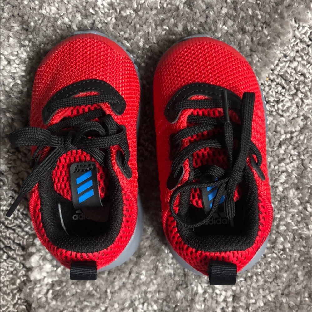 SIZE 4c Adidas . Boy/girl